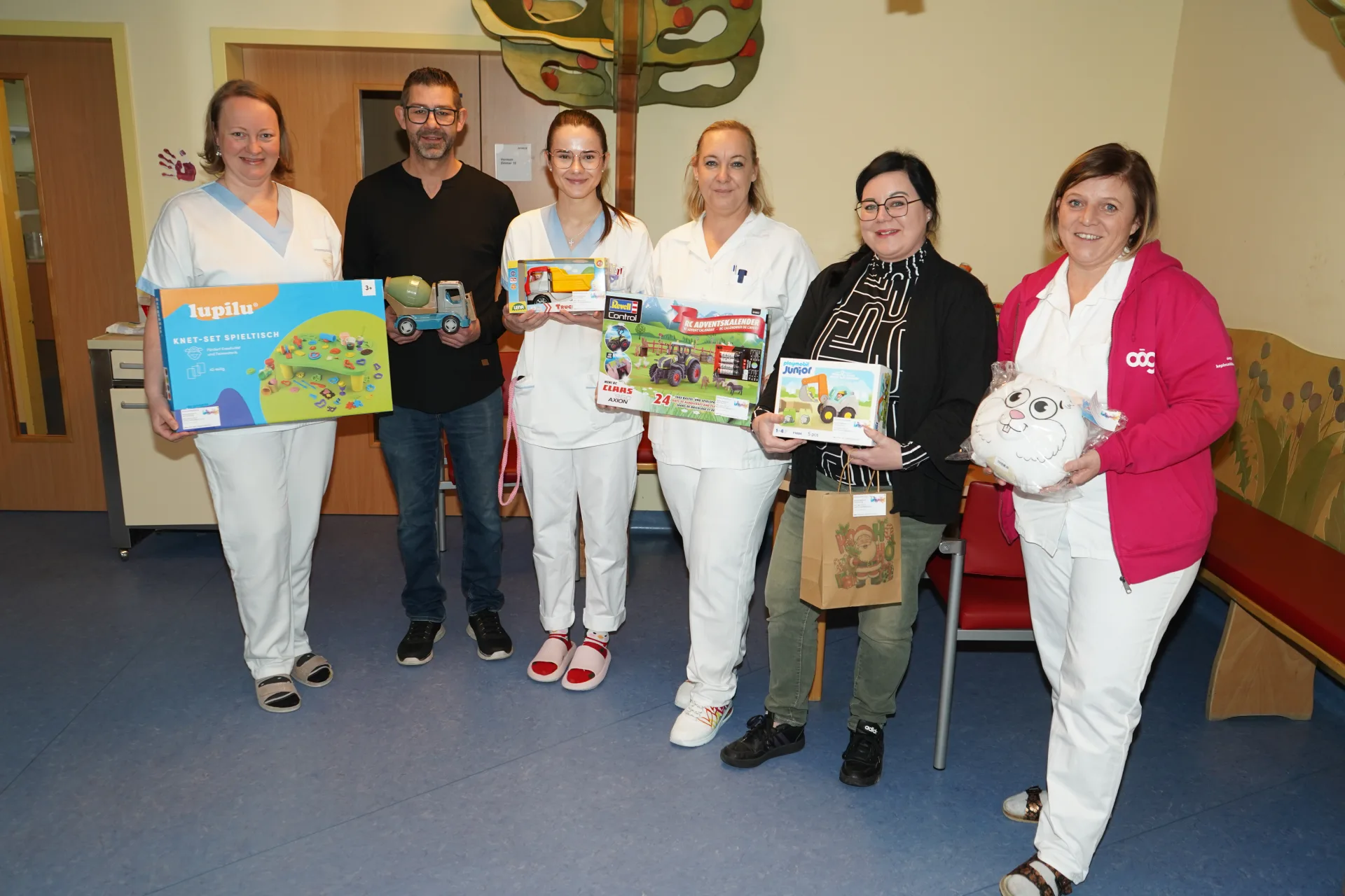 Weihnachtsgeschenke für die Kinderabteilung im Pyhrn-Eisenwurzen-Klinikum Steyr